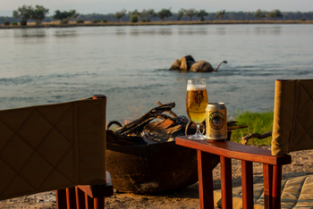 Tembo Plains Camp: Bier am Ufer