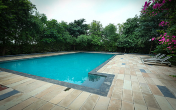 The Kipling Lodge: Pool mit Liegen