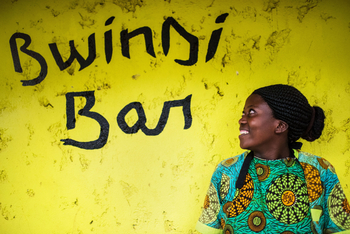 Volcanoes Bwindi Lodge: Kellnerin Bwindi Bar