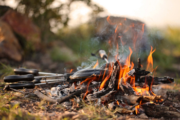 andBeyond Phinda Rock Lodge: Abendliches Kochen am Lagerfeuer im Busch