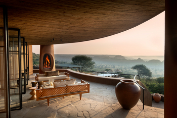 andBeyond Suyian Lodge: Terrasse mit Kamin