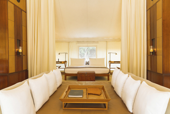 Aman-i-Khas: Detailansicht Wohn- und Schlafbereich im Zelt