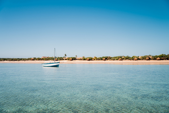 Azura Benguerra Island: Boot vor dem Resort