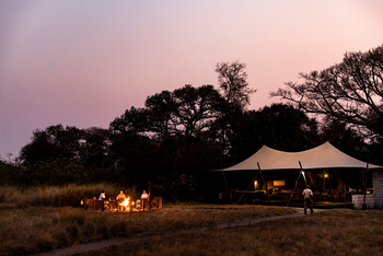 Busanga Bush Camp: Hauptzelt und Feuerplatz