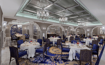 ITC Maurya Hotel: Tische im Dum Pukht Restaurant