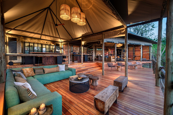 Khwai Lediba Camp: Lounge und Deck