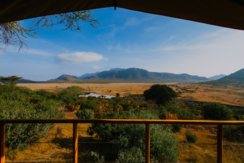 Mkomazi Wilderness Retreat: Aussichtsdeck unter Segeltuch über weitem Buschland