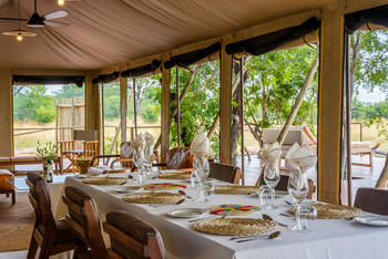 Muddy Teak Camp: Speisebereich