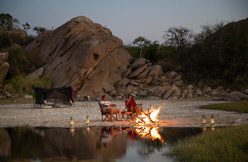 Ombako Fly Camp: Camp vor Felsen