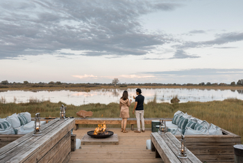 Vumbura Plains Camp: Sunken Lounge vor dem Camp