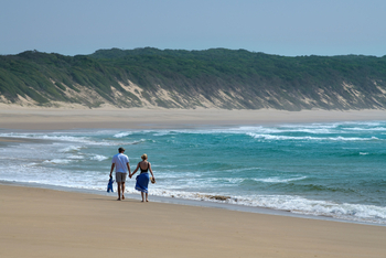 andBeyond Phinda Forest Lodge: Händchenhaltendes Paar am goldenen Strand