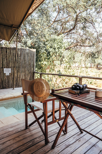 Anabezi Luxury Tented Camp: Hut und Fernglas