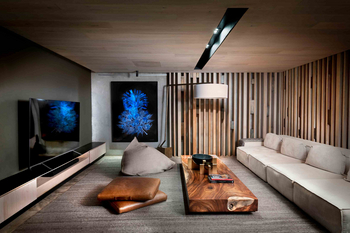 Cheetah Plains: Wohnlounge mit Rohholz-Couchtisch und Creme-Sofa