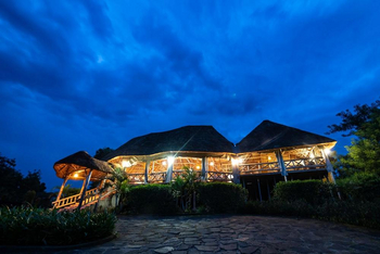 Crater Safari Lodge: Aufgang zum Haupthaus