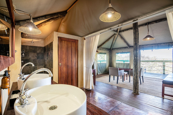 Eagle Tented Lodge: Doppelwaschtisch