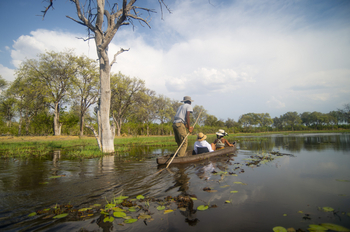 Khwai Expeditions Camp: Mokoro im Wasser