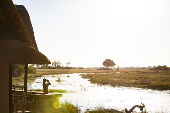 King's Pool Camp King's Pool Camp: Deck am Wasser