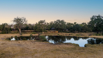 Sabi Sabi Bush Lodge: Holzdecks mit Morgenlicht am Wasser