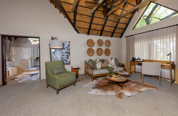 Sabi Sabi Bush Lodge: Lounge mit hölzernem Tisch und Sofa