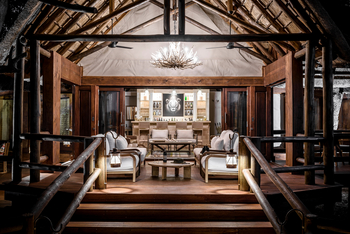 Sanctuary Chief's Camp Sanctuary Chief's Camp: Lounge in der Geoffrey Kent Suite