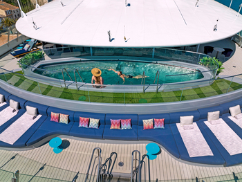 Scenic Eclipse II: Elegantes Pooldeck mit entspannenden Gästen