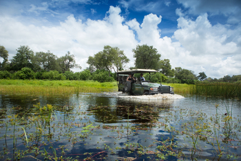 Selinda Explorers Camp Selinda Explorers Camp: Fahrt durch tiefes Wasser