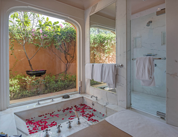 The Oberoi Rajvilas: Luxury Villa - Blütenbad