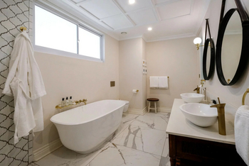 The Palm River Hotel: Villa - Bad