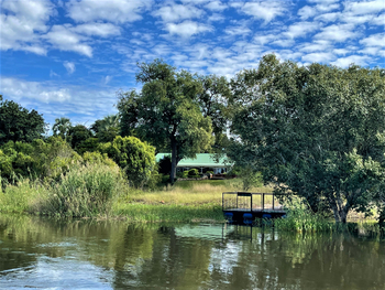 The River Farmhouse The River Farmhouse: Anlegesteg