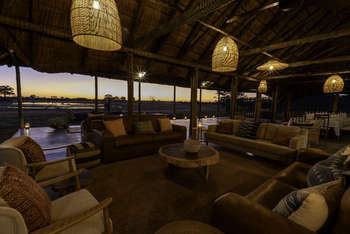 Camp Hwange: Lounge mit Beleuchtung