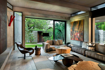 Cheetah Plains: Lounge mit Ecksofa und Panoramafenstern