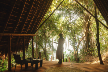 Greystoke Mahale: Frau auf der Veranda