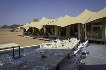 Hoanib Skeleton Coast Camp: Pooldeck und Loungebereich
