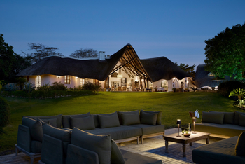 Laba Mama Simba: Gartenlounge vor dem zentralen Gebäude