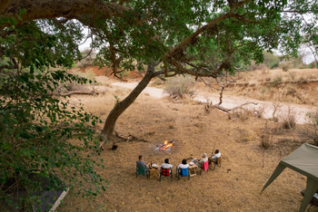 Olkeri Camp: Gäste am Lagerfeuer