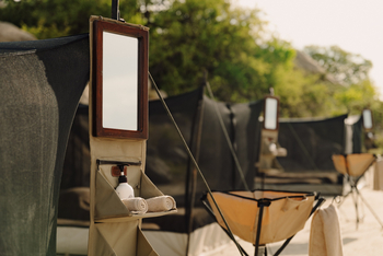 Ombako Fly Camp: Spiegel und Handwaschbecken