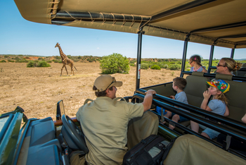 Riverdene Family Lodge: Guide mit jungen Gästen