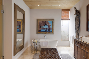 Singita Serengeti House: Gästebad