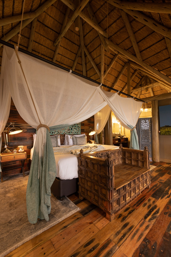 Sitatunga Private Island Suite: Holzbank aus Sansibar