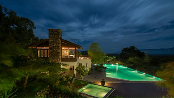 The Serai Bandipur: Swimming Pool bei Nacht