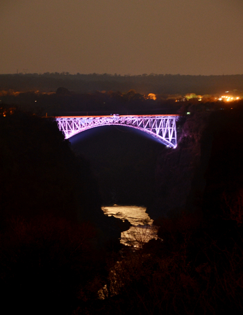 Victoria Falls Hotel: Victoria Falls Bridge bei Nacht