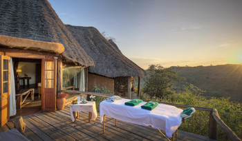 Borana Lodge Borana Lodge: Massageliege auf privater Terasse Cottage 5