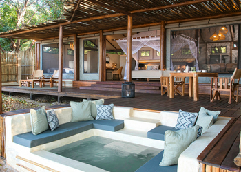 Chiawa Camp: Plunge Pool vor dem Chalet