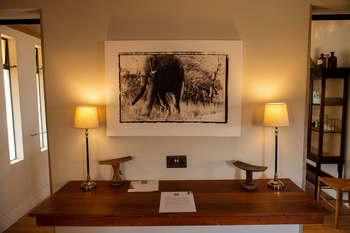 Elewana Lodo Springs: Bild über Wandtisch