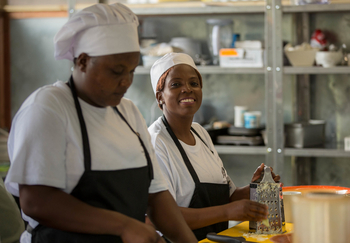 Gomoti Plains Camp: Menschen und Verpflegung