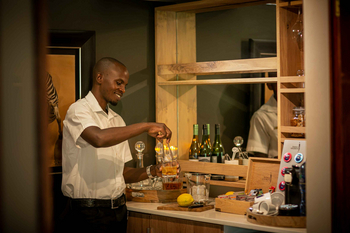 Jamala Madikwe: Mitarbeiter an der Bar