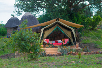 Kidepo Savannah Lodge: Safarizelt und Bad unter Reetdach