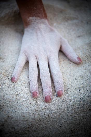 Kinondo Kwetu Kinondo Kwetu: Hand im Sand