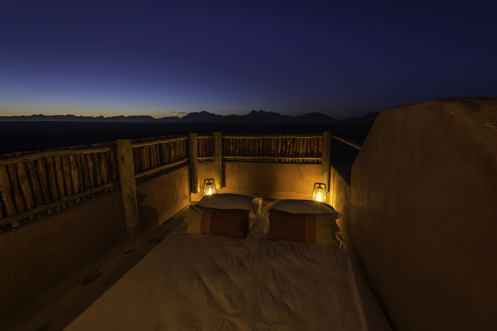 Kulala Desert Lodge Kulala Desert Lodge: Bett unter dem Sternenhimmel