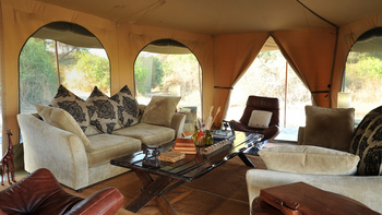 Lemala Manyara: Sofa in der Lounge